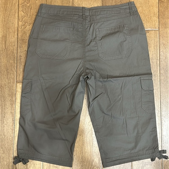 Poplin Khaki Capri Cargo Pants Taupe 12P NWT St. John’s Bay Mid Rise Straight - Picture 9 of 13